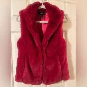 NWOT Women’s Forever 21 Valentine Red Faux Fur Vest with Pockets Size Small